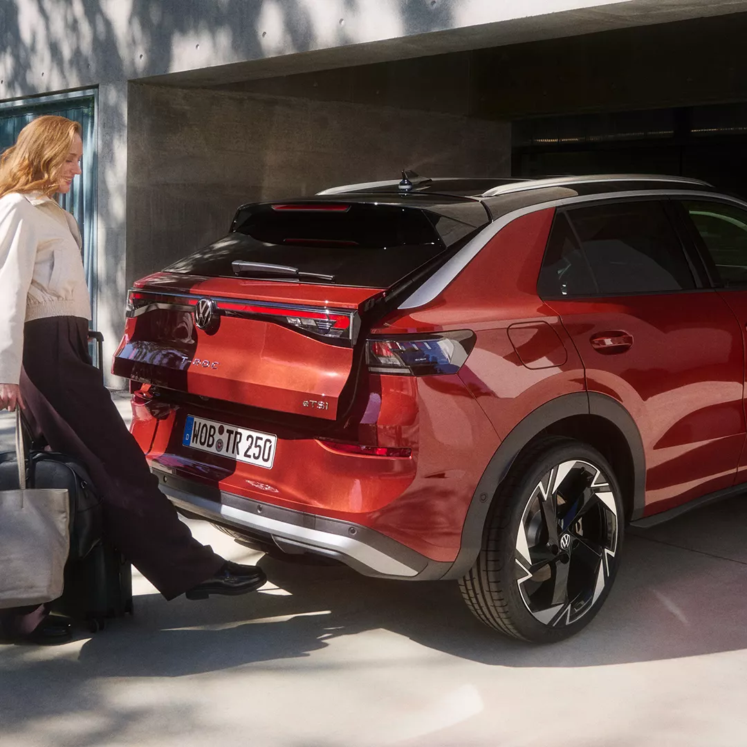 T-Roc_woman_using_virtual_pedal_feature T-Roc_woman_using_virtual_pedal_feature