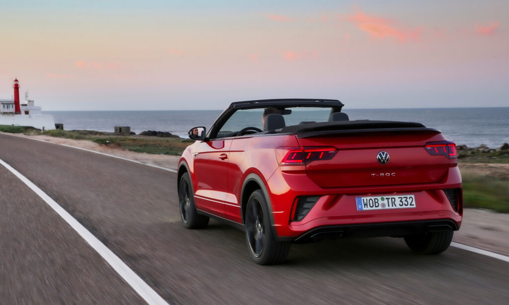VW T-Roc Cabriolet Heckansicht Fahren